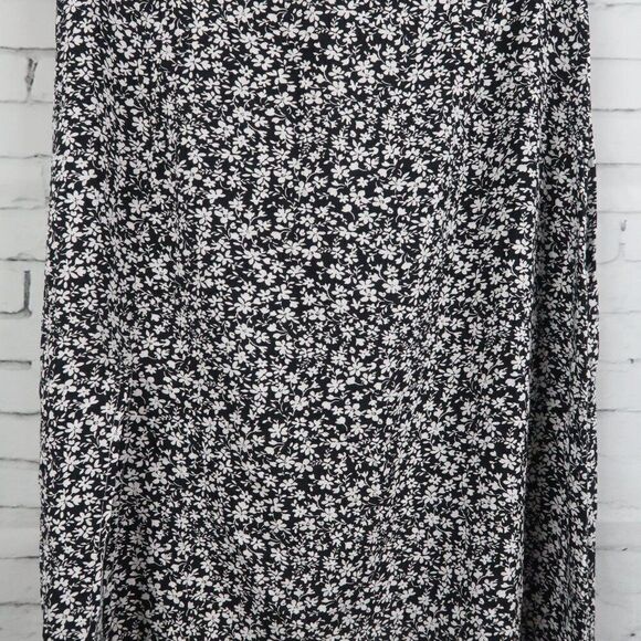 SHEIN BLACK & WHITE FLORAL MAXI SKIRT WITH SIDE SLIT SIZE MEDIUM - Picture 4 of 7
